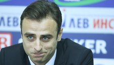 "Отвлеченият" брат на Бербо се пече на плажа