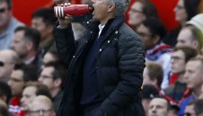 1 година по-късно: Юнайтед на Моуриньо е по-зле от трупата на ван Гаал