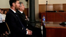 Меси остава в Барса заради 152 000 лайка?