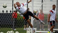 Подолски изпревари "лисиците" Клинсман и Фьолер