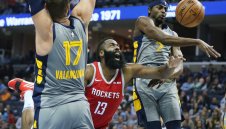 Брадата отново с чудовищен мач, но 57 точки не стигнаха на Хюстън