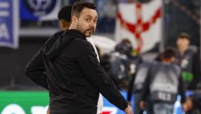 Босът на Брайтън намекна, че остава при Чайките