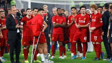 Окс с патерици и предпазен ботуш след финала