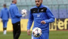 Млад защитник на Левски излиза от лазарета