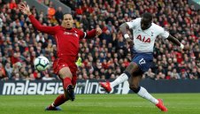 Сам срещу двама: Как ван Дайк спаси мечтата на Ливърпул + ВИДЕО