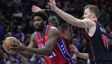 Eмбийд се нареди до Абдул-Джабар и твори история на куц крак