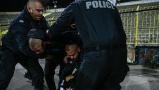 Бой след драмата Левски - Славия! "Сините" фенове скочиха на "белите" + СНИМКИ