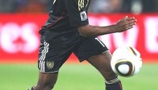 Какау пропуска мача с Англия