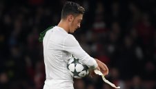 Йозил преговарял с Фенербахче зад гърба на Арсенал