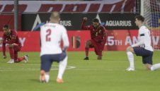 Футболистите на Англия ще коленичат преди мача с Иран