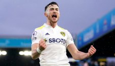 Лийдс се отдалечи от неприятностите, Брентфорд обърна Вила