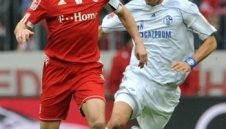 Байерн още бавят капитана си за нов договор