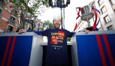 Вижте как празнуваха Меси и компания по улиците на Барселона + ГАЛЕРИЯ