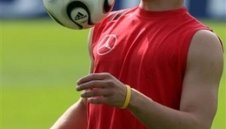 Подолски прати sms на Михаел Шумахер