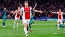 "Червените дяволи" се отказали от Де Лихт заради... дебелия му баща!