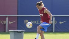 Барса се опитва да го разкара, но на Гризи не му пука