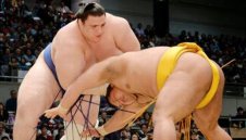 Йокодзуна Хакухо катурна наш Аоияма