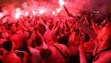Луди глави! Хървати почти подпалиха цял остров