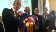 Барса удължи "договора" на Папата, даде му №10 + ВИДЕО