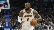 ЛеБрон се завърна, но Езерняците паднаха от Чикаго