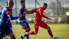 Румънци с подарък за роден защитник