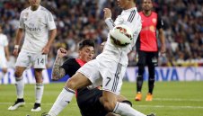 Реал чукна Алмерия и продължава да притиска Барса