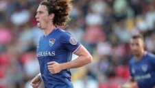 Божката Краев титуляр за Жил Висенте, не вкара, но получи картон