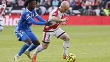 Камавинга напусна Франция