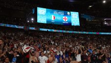 Английският триумф винаги минава през съдиите