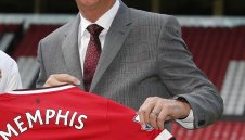 Ван Гаал на пазар с 300 милиона паунда в джоба