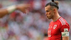 Бейл проплака от червения картон