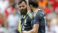 Успехът на Уелс развали плановете на Джо Ледли