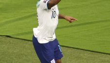 Стърлинг напусна лагера на Англия, заради обир у дома