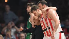 Везенков обърна глезен, но Олимпиакос ликува с титлата