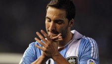 Игуаин налита на бой в Ибиса