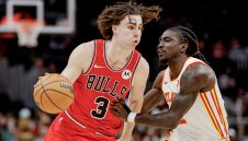 Биковете от НБА задържаха австралийски талант с нов договор