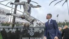 Легенда: Статуя на Бекъм изгря в САЩ