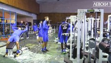 Шоу на тренировка на Левски! Тунде танцува, а Роман снима + ВИДЕО