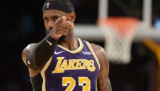 И акционерът ЛеБрон Джеймс поздрави Ливърпул за "Ушатата"