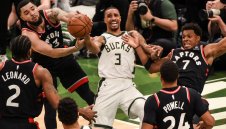 Елените прегазиха Торонто и дръпнаха с 2-0 в серията