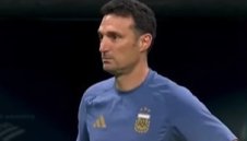 Нерви от стомана: Скалони не реагира при победния гол за Аржентина + ВИДЕО