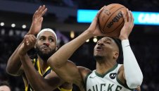 Янис избухна с 64 точки, загуба за Голямото трио на Финикс