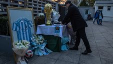 Десетки хиляди на опашка да се простят с Дон Диего + ВИДЕО