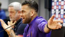 Дани Алвеш проплака: Барса не ме уважава!