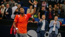 Монфис записа светкавична победа