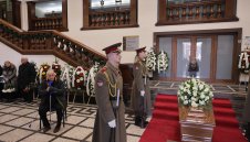 Стотици си взеха последно сбогом с легендата Боян Радев