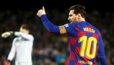 Фланелката на Меси за гол №500 бе продадена на търг за колосална сума