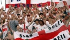 Фенове влизат в тунела при английските играчи