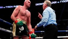 Абсурдно! Съдиите ограбиха Фюри срещу Уайлдър, мачът завърши с нелепо решение