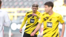 Борусия с отчаян опит да задържи Холанд